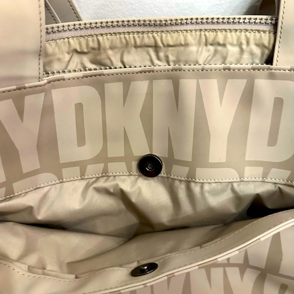 Used DKNY tote bags in monogram in good condition - Picture 6 of 6